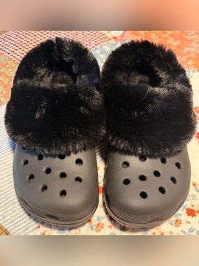 Crocs Mammoth Black Fuzzy Fur Lined Clogs NWOT W9 M7